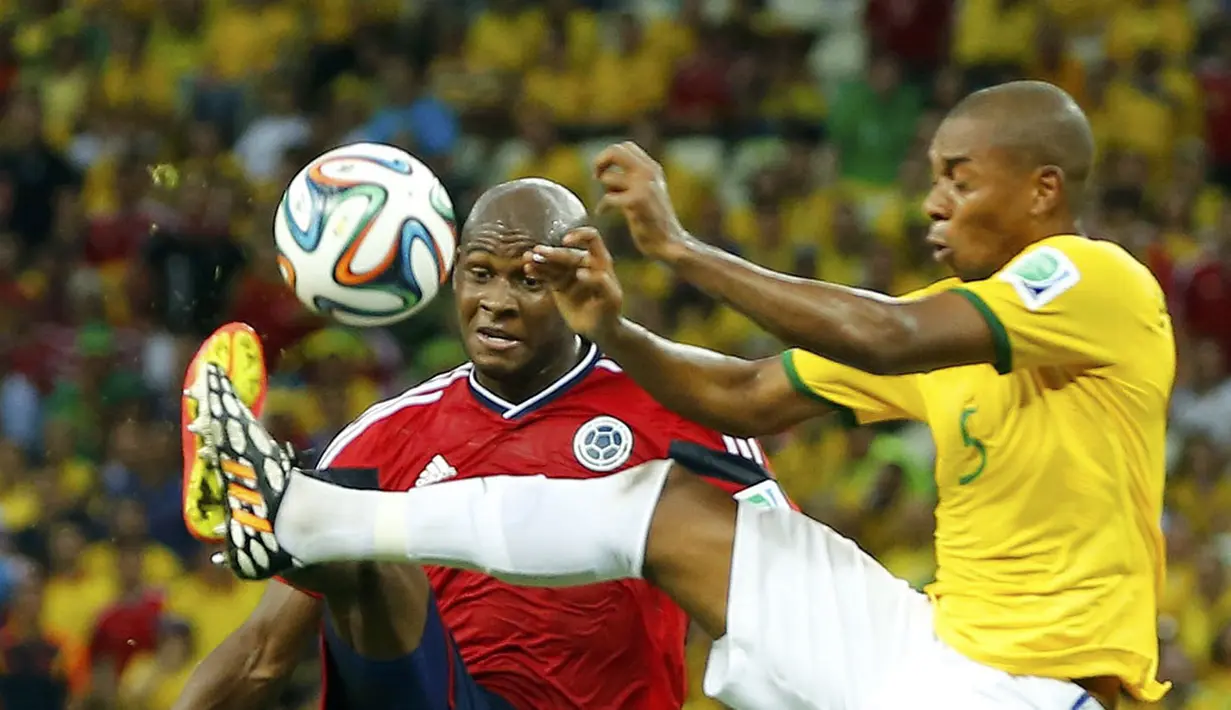 Gelandang serang Timnas Kolombia, Victor Ibarbo (kiri), berebut bola dengan pemain tengah Brasil, Fernandinho, saat berlaga di perempat final Piala Dunia 2014 di Stadion Castelao, Fortaleza, (5/7/2014). (REUTERS/Yves Herman)