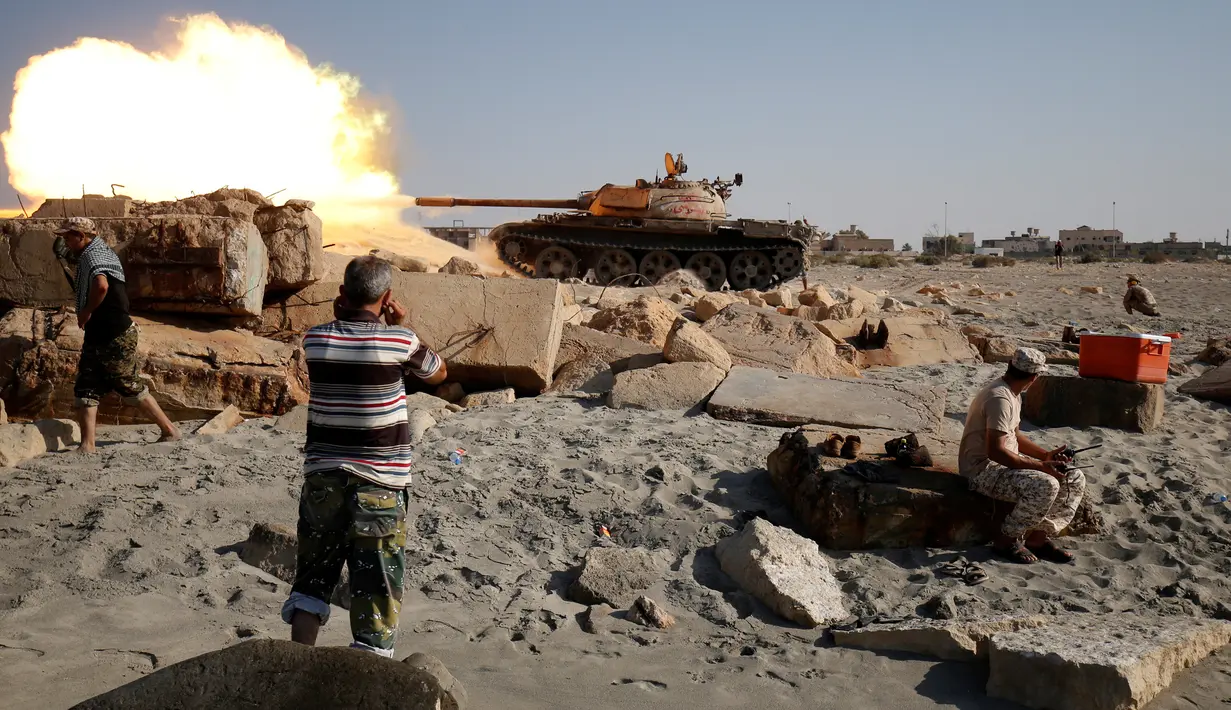 Pasukan Libya menggunakan tank T-55 menembakkan peluru kearah militan ISIS di Sirte, Libya, (3/8). Tentara Libya yang bersekutu dengan PBB kembali bertempur untuk merebut kembali kota Sirte dari tangan kelompok militan ISIS. (REUTERS/Goran Tomasevic)