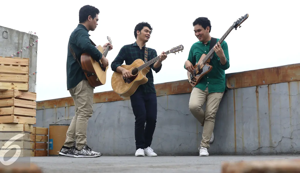 Grup Band The Overtunes berlatih jelang pembuatan video klip soundtrack 'Cek Toko Sebelah' di kawasan Cempaka Putih, Jakarta, Selasa (29/11). The Overtunes dan Grup Vocal GAC berkolaborasi dalam pembuatan video tersebut. (Liputan6.com/Herman Zakharia)