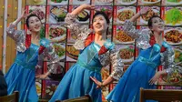Para penanyi Korea Utara yang bekerja di suatu restoran di China, dekat perbatasan dua negara. (Sumber AFP/Radio Free Asia)