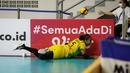Pemain Gresik Petrokimia Pupuk Indonesia, Mediol Stiovanny Yoku berusaha menyelamatkan bola saat leg kedua final four PLN Mobile Proliga 2022 melawan Jakarta Pertamina Fastron di Padepokan Voli Jenderal Polisi Kunarto, Sentul, Jumat (18/03/2022). (Bola.com/Bagaskara Lazuardi)