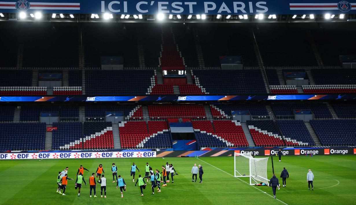 Laga tersebut sangat penting bagi Les Blues untuk memastikan tiket lolos ke putaran final. Tampak dalam foto, para pemain timnas Prancis mengikuti sesi latihan di Stadion Parc des Princes, Paris, pada Rabu 12 November 2025. (FRANCK FIFE/AFP)