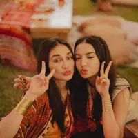 Luna Maya Bergaya Hippie Girl di Ulang Tahun Raline Shah ke-40. [@lunamaya]