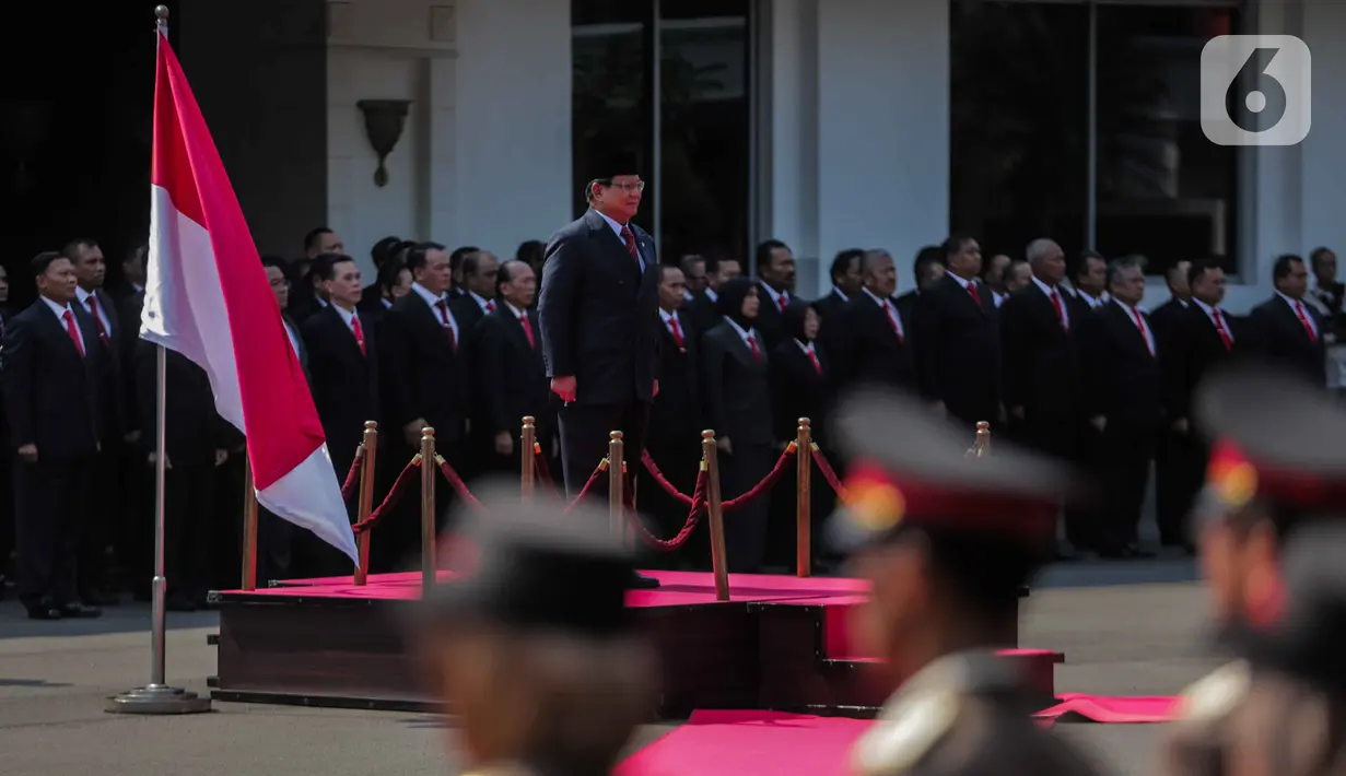 Menteri Pertahanan Prabowo Subianto saat upacara militer di Kementerian Pertahanan, Jakarta, Kamis (24/10/2019). Prabowo mendapat sambutan dengan upacara militer di kantor barunya itu sebelum serah-terima jabatan (sertijab) Menteri Pertahanan dari Ryamizard Ryacudu. (Liputan6.com/Faizal Fanani)