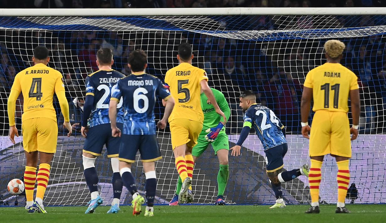 Napoli sempat memperkecil ketertinggalan menjadi 1-2 pada menit ke-23. Gol dicetak melalui eksekusi penalti yang diambil oleh Lorenzo Insigne, usai Victor Osimhen dijatuhkan kiper Barcelona, Marc-Andre ter Stegen. (AFP/Andreas Solaro)