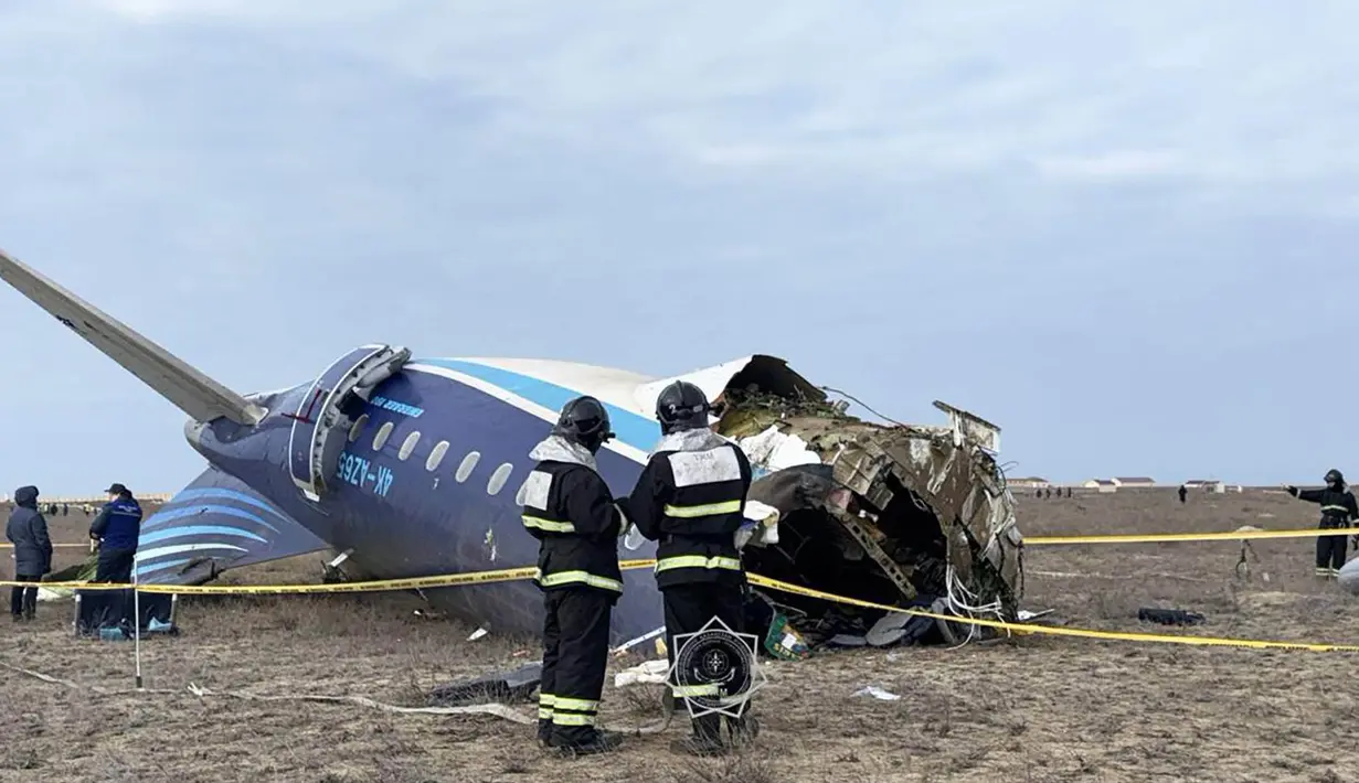 Pesawat Azerbaijan Airlines dengan nomor penerbangan J2-8243 melakukan pendaratan darurat sekitar tiga kilometer dari Aktau, Kazakhstan barat. (Handout/Kementerian Situasi Darurat Kazakhstan/AFP)