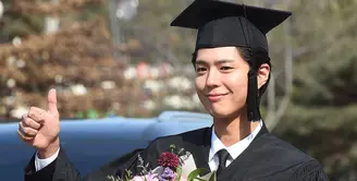 Kabar bahagia datang dari Park Bo Gum, lantaran pria berwajah tampan ini berhasil menyelesaikan pendidikan S1 di Universitas Mnyongji jurusan film dan teater. (Foto: soompi.com)