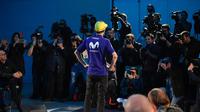 Pembalap Movistar Yamaha, Valentino Rossi saat mengumumkan perpanjangan kontrak hingga MotoGP 2020. (Twitter/Movistar Yamaha)