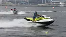 Peserta saat beraksi bermain jetski dalam kejuaraan Bhayangkara Cup Jetski Round 1 di Pantai Mutiara Pluit, Jakarta, Minggu (23/07) Kejuaraan jetski diadakan Polri dan Indonesia Jet-Sport Boating Association (IJBA). (Liputan6.com/Fery Pradolo)