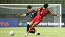 <p>Pemain Indonesia U-17, Arkhan Kaka (kanan), berebut bola dengan pemain Timnas Korea Selatan U-17, Lim Hyunsub, dalam pertandingan uji coba yang berlangsung di Stadion Patriot Candrabhaga, Bekasi, Rabu (30/8/2023). (Bola.com/Abdul Aziz)</p>