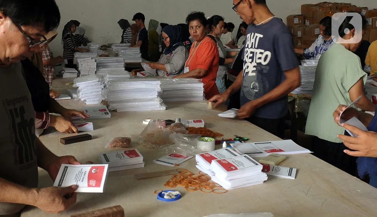Selain itu, 1.000 surat suara telah diterima untuk pemilihan ulang. Diharapkan pemilihan ulang tidak terjadi di wilayah Jakarta Timur. (merdeka.com/Imam Buhori)