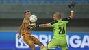 Pemain Bhayangkara FC, Osvaldo Haay, berusaha menjebol gawang kiper Persija Jakarta, Andritany Ardhiyasa, pada laga BRI Liga 1 di Stadion Patriot Candrabhaga, Bekasi, Senin (27/11/2023). (Bola.com/M Iqbal Ichsan)