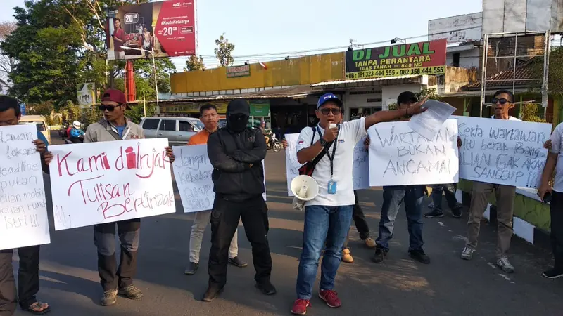 Para jurnalis Garut melakukan aksi solidaritas mengecam kekerasan yang dilakukan aparat terhadap wartawan dalam pengamanan aksi demo di beberapa daerah