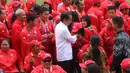 Presiden Joko Widodo menyalami para atlet usai memberikan bonus kepada peraih medali Asian Para Games 2018 di Istana Bogor, Jakarta, Sabtu (13/10). Bonus yang diberikan setara dengan bonus yang diterima atlet Asian Games 2018. (Liputan6.com/HO/Randy)