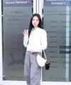 Haerin NewJeans terlihat dibalut outfit all Dior. Ia mengenakan Niki De Saint Phalle Capsule Collection Jacket dan wide leg pants berwarna abu-abu. Tak lupa tas Dior Saddle Shoulder Pouch in Pastel Yellow Goatskin. [Foto: Document/Dior]