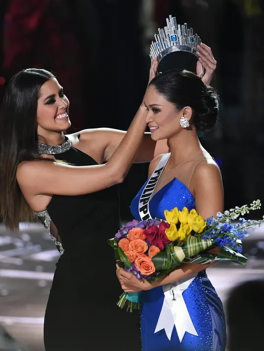 Paulina Vega selaku Miss Universe 2014 memasang mahkota Miss Universe 2015 kepada Pia Alonzo Wurtzbach. Acara ini ditayangan di televisi internasional, Minggu malam (20/12/2015)  waktu Las Vegas. (AFP/Bintang.com)