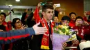 Gelandang asal Brasil, Oscar setibanya di Bandara Internasional Shanghai Pudong di Shanghai, Senin (2/1). Para penggemar menyambut kedatangan Oscar yang akhirnya setuju untuk bergabung bersama klub China Shanghai SIPG. (REUTERS/Aly Song)