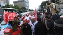 Banyaknya masa yang memenuhi jalan, membuat polisi  yang menjaga mengalihkan kendaraan yang melintasi didepan gedung ke jalur busway. (Adrian Putra/Bintang.com)
