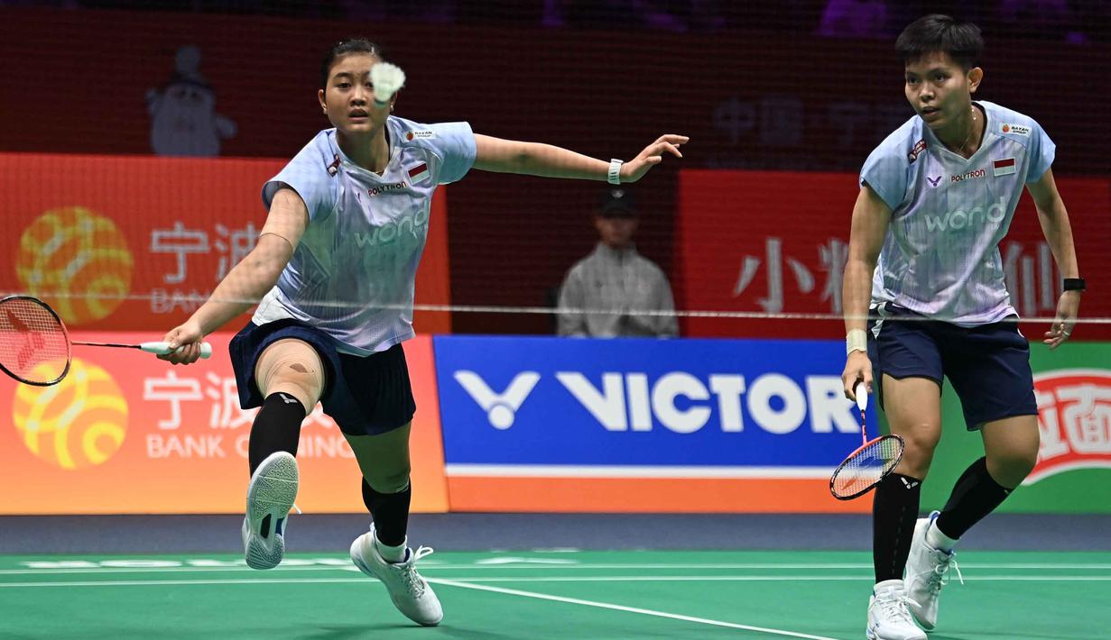 Ganda putri Indonesia, Amallia Cahaya Pratiwi (kiri) dan Siti Fadia Silva Ramadhanti (kanan) saat bertanding melawan Rin Iwanaga/Kie Nakanishi (Jepang) pada babak perempat final Kejuaraan Bulu Tangkis Asia 2026 di Ningbo, provinsi Zhejiang, Tiongkok Timur pada Jumat 10 April 2026. Ganda putri Indonesia, Amallia Cahaya Pratiwi dan Siti Fadia Silva Ramadhanti memastikan melaju ke babak semifinal. (CN-STR/AFP) / China OUT
