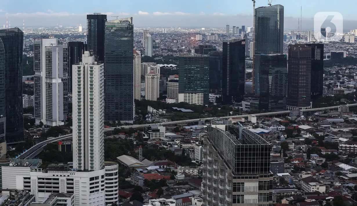 Deretan permukiman dan gedung bertingkat di Jakarta, Minggu (28/11/2021). Tren penduduk yang tinggal di perkotaan diproyeksikan terus mengalami peningkatan hingga 70 persen dari jumlah penduduk pada 2045 sedangkan penduduk di perdesaan akan menurun di level 30 persen. (Liputan6.com/Johan Tallo)