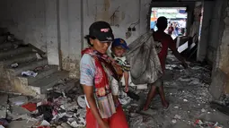 Puluhan pemulung ramai berdatangan sambil membawa karung mengumpulkan sisa-sisa puing yang dapat ditukar menjadi uang, Jakarta, (29/8/14). (Liputan6.com/Miftahul Hayat)