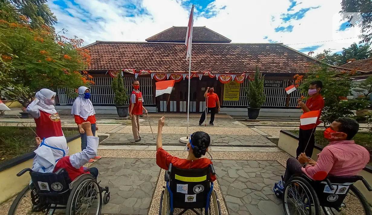Penyandang disabilitas dari Komunitas Roemah Difabel Semarang melakukan upacara bendera HUT ke-75 RI di Halaman Sobokarti Semarang, Senin (17/8/2020). Upacara ini sebagai salah satu bukti rasa berbangsa dan cinta tanah air serta ungkapan dalam menghargai jasa para pahlawan. (Liputan6.com/Gholib)