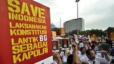 Ratusan simpatisan Koalisi Masyarakat Pengawal Konstitusi (Kompak) melakukan aksi ke Istana Negara, Jakarta, Rabu (11/2/2015). Mereka mendukung Presiden Jokowi untuk melantik Komjen Budi Gunawan. (Liputan6.com/Faizal Fanani)