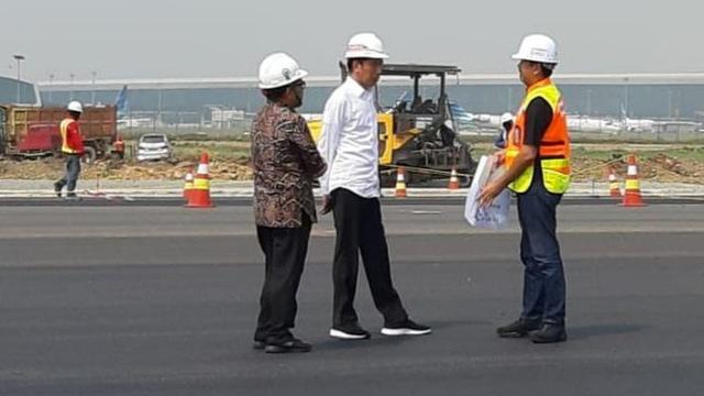 Presiden Joko Widodo (Jokowi) meninjau progres pembangunan Runway 3 Bandara Internasional Soekarno Hatta, Kota Tangerang, Jumat (21/6/2019).