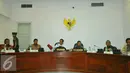 Presiden Joko Widodo di dampingi Wakil Presiden Jusuf Kalla saat rapat terbatas di Istana, Jakarta, Rabu (11/1). Rapat terbatas terebut membahas restorasi lahan gambut. (Liputan6.com/Angga Yuniar)