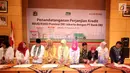 Direktur Kredit UMK & Usaha Syariah Bank DKI Babay Parid Wazdi (keempat kanan) menyaksikan penandatanganan Persetujuan Kredit Modal Kerja Pinjaman Tetap Berjangka senilai Rp93 bersama 6 perwakilan RSUD DKI Jakarta di Jakarta, Jumat (30/8/2019). (Liputan6.com/HO/Budi)