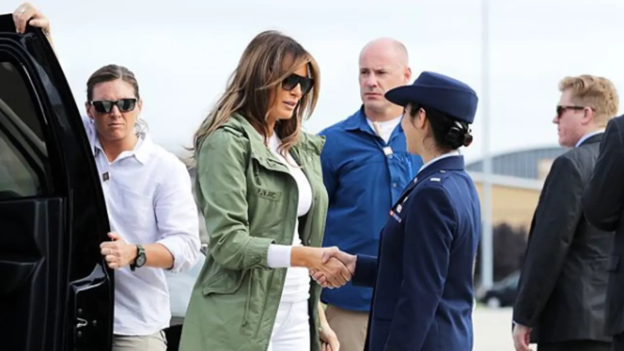 Ketemu Imigran Anak, Melania Trump Malah Pakai Jaket Kontroversial