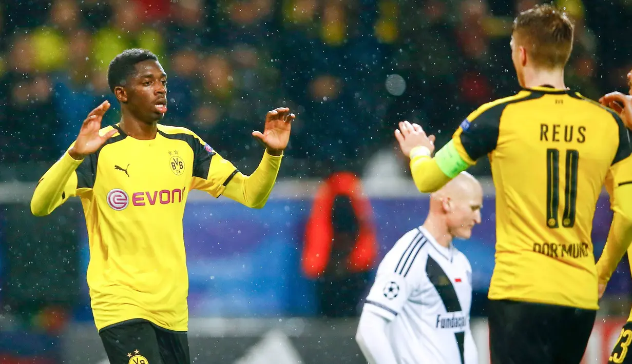 Penyerang Dortmund, Ousmane Dembele melakukan selebrasi setelah mencetak gol ke gawang Legia Warszawa di Grup F Liga Champiosn di Signal Iduna Park, Jerman (23/11). Dortmund menang telak atas  Legia dengan skor 8-4. (REUTERS/Wolfgang Rattay)