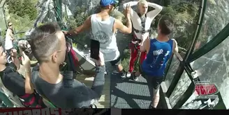 Nyali besar ternyata dimiliki oleh si penyanyi fenomenal Justin Bieber. Justin melawan rasa takutnya dengan mengikuti permainan Bungee Jumping dengan melompat dari ketinggian kuarng lebih 110 meter. (Instagram/justinbieber)