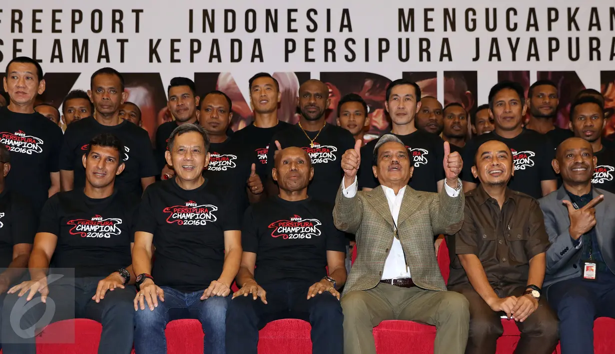 Presiden Direktur PT. Freeport Indonesia, Chappy Hakim (ketiga kanan) bersama tim Persipura berfoto bersama usai penyerahan bonus juara di Jakarta, Jumat (6/1). Persipura menjadi juara TSC 2016 dengan 68 poin. (Liputan6.com/Helmi Fithriansyah)