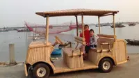 Di salah satu desa di Vietnam, ada pengrajin yang membuat mobil listrik dengan bahan bambu.