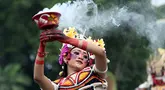 Masyarakat Bali melakukan tarian ritual selama parade patung-patung yang dikenal sebagai "ogoh-ogoh" yang melambangkan kejahatan, sebelum parade "Hari Raya Nyepi" di Denpasar, Bali, pada tanggal 1 Maret 2024. (SONNY TUMBELAKA/AFP)