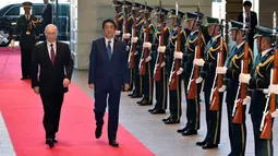 Presiden Rusia Vladimir Putin (Kiri) dan PM Jepang Shinzo Abe di Tokyo, Jepang, Jumat (16/12). Selain membahas soal wilayah sengketa, kedua belah pihak juga membahas situasi di semenanjung Korea. (REUTERS / Frank Robichon)