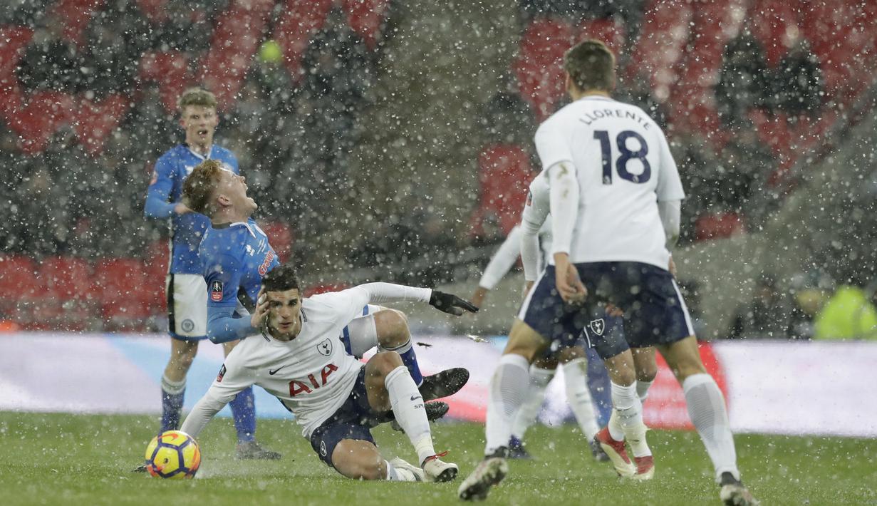 Pemain Tottenham, Erik Lamela (tengah) berebut bola dengan pemain Rochdale, Callum Camps pada babak kelima Piala FA  di Wembley stadium, London, (28/2/2018). Tottenham menang 6-1. (AP/Matt Dunham)