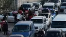 Selain serangan udara, militer Israel juga dilaporkan telah melakukan invasi darat ke Lebanon selatan pada awal pekan ini. Tampak dalam foto, mobil-mobil terjebak kemacetan di jalan raya saat warga mengungsi akibat serangan udara Israel di Dahiyeh, pinggiran selatan Beirut, Lebanon, Kamis 5 Maret 2026. (AP Photo/Bilal Hussein)