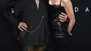 Kemesraan Steven Tyler bersama pacarnya, Aimee Preston pada gala premiere film "Ad Astra" di The Cinerama Dome, Los Angeles, Rabu (18/9/2019). Ini bukan kali pertama pentolan Aerosmith itu menjalin hubungan asmara dengan perempuan yang lebih muda. (Jordan Strauss/Invision/AP)