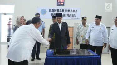 Presiden Joko Widodo saat meresmikan Bandara Wiriadinata Tasikmalaya, Jawa Barat, Rabu (27/2). Bandara tersebut sudah terlihat nyaman, dan ada tiga counter untuk chekin dengan jumlah kursi yang bisa menampung 120 penumpang. (Liputan6.com/Angga Yuniar)