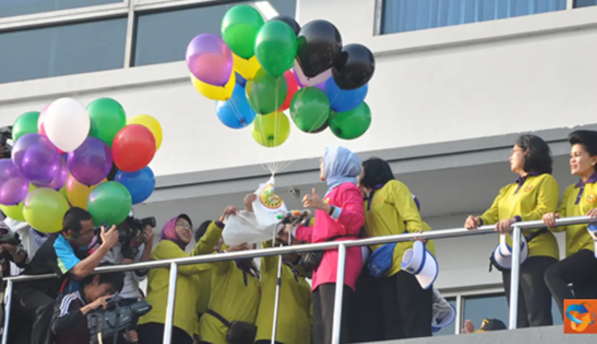 Citizen6, Surabaya:  Sebelum senam dimulai, Menteri  Pemberdayaan Perempuan dan Perlindungan Anak, Linda Amalia Agum Gumelar melepas ribuan balon sebagai tanda dimulainnya acara dilanjutkan senam Porwosi. (Pengirim: Penkobangdikal)
 