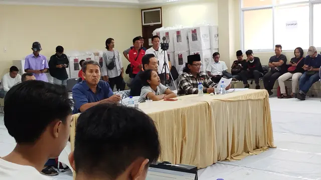 Bendahara Tim Pemenangan Pramono-Rano, Charles Honoris, menyambangi Kecamatan Tamansari, Jakarta Barat, Jumat (29/11/2024). Kehadirannya untuk memantau langsung proses rekapitulasi suara Pilkada Jakarta 2024. (Liputan6.com/Ady Anugrahadi)
