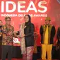 Ketua Pengurus Yayasan Kitabisa, Edo Irfandi, menerima penghargaan Silver Winner untuk sub-kategori Lingkungan di ajang IDEAS 2024. Credit: Kitabisa