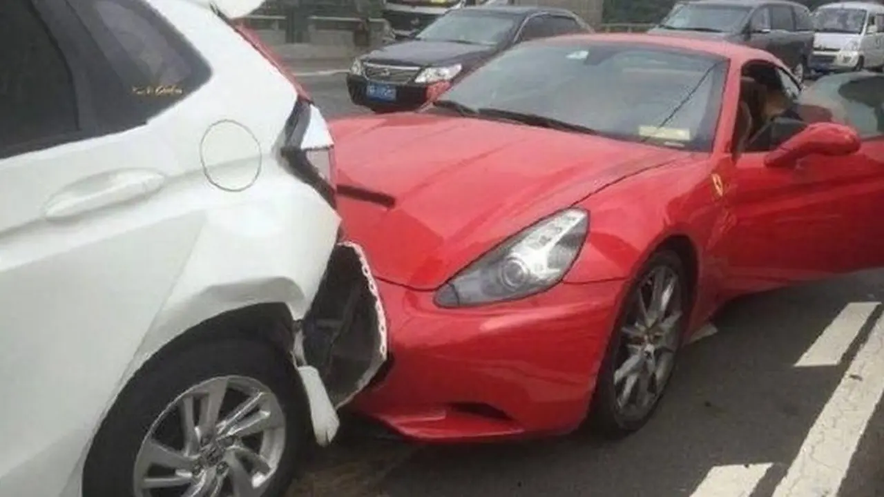 Mobil Honda Jazz ditabrak Ferrari