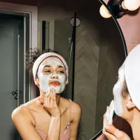 Ilustrasi seorang wanita yang sedang menggunakan skincare (Sumber foto: pexels.com/KoolShooters)