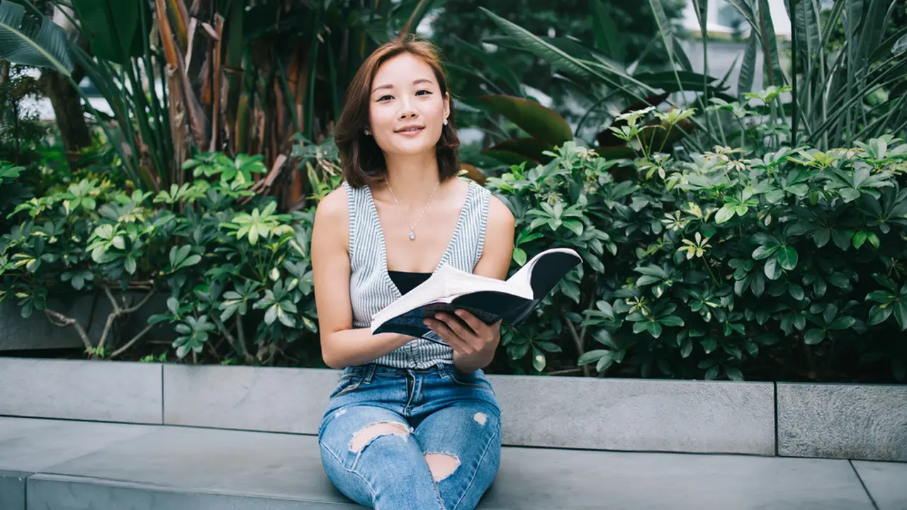 perempuan membaca