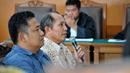 Kuasa hukum Ilham Arief menghadirkan dua saksi fakta (kiri) Hamzah Ahmad dan Oktavianus (tengah) dalam sidang praperadilan mantan Wali Kota Makassar tersebut, Jakarta, Jumat (3/7/2015). (Liputan6.com/Yoppy Renato)