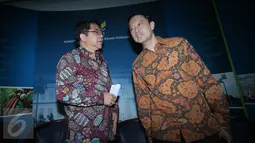 Mendag Thomas Lembong (kanan) dan Kepala BKPM Franky Sibarani memberikan keterangan pers usai rapat kebijakan paket ekonomi tiga di Jakarta, Jumat (2/9/2015). Rapat membahas desk khusus investasi tekstil dan sepatu. (Liputan6.com/Angga Yuniar)