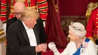 Presiden AS, Donald Trump bersama Pemimpin Monarki Britania Raya dan Persemakmuran, Ratu Elizabeth II bersulang saat jamuan dan makan malam kenegaraan di Istana Buckingham (4/6/2019) (POOL PHOTO)